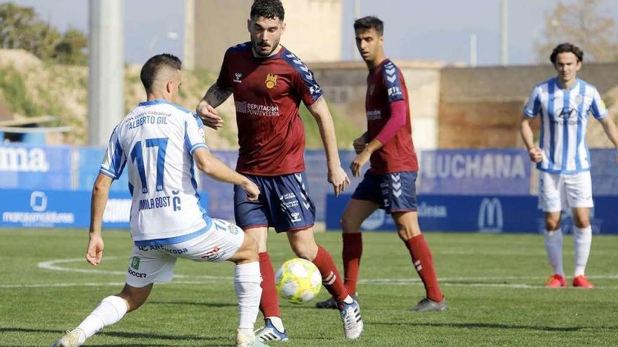 Álex Fernández, en una disputa por el balón con el balear Alberto Gil. // Área11