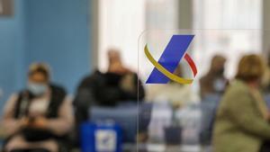 Diverses persones esperen en una oficina de lAgència Tributària de Madrid un dia abans que doni principi linici per internet de la Campanya de la Renda 2021, en una oficina de lAgència Tributària, el passat 5 dabril