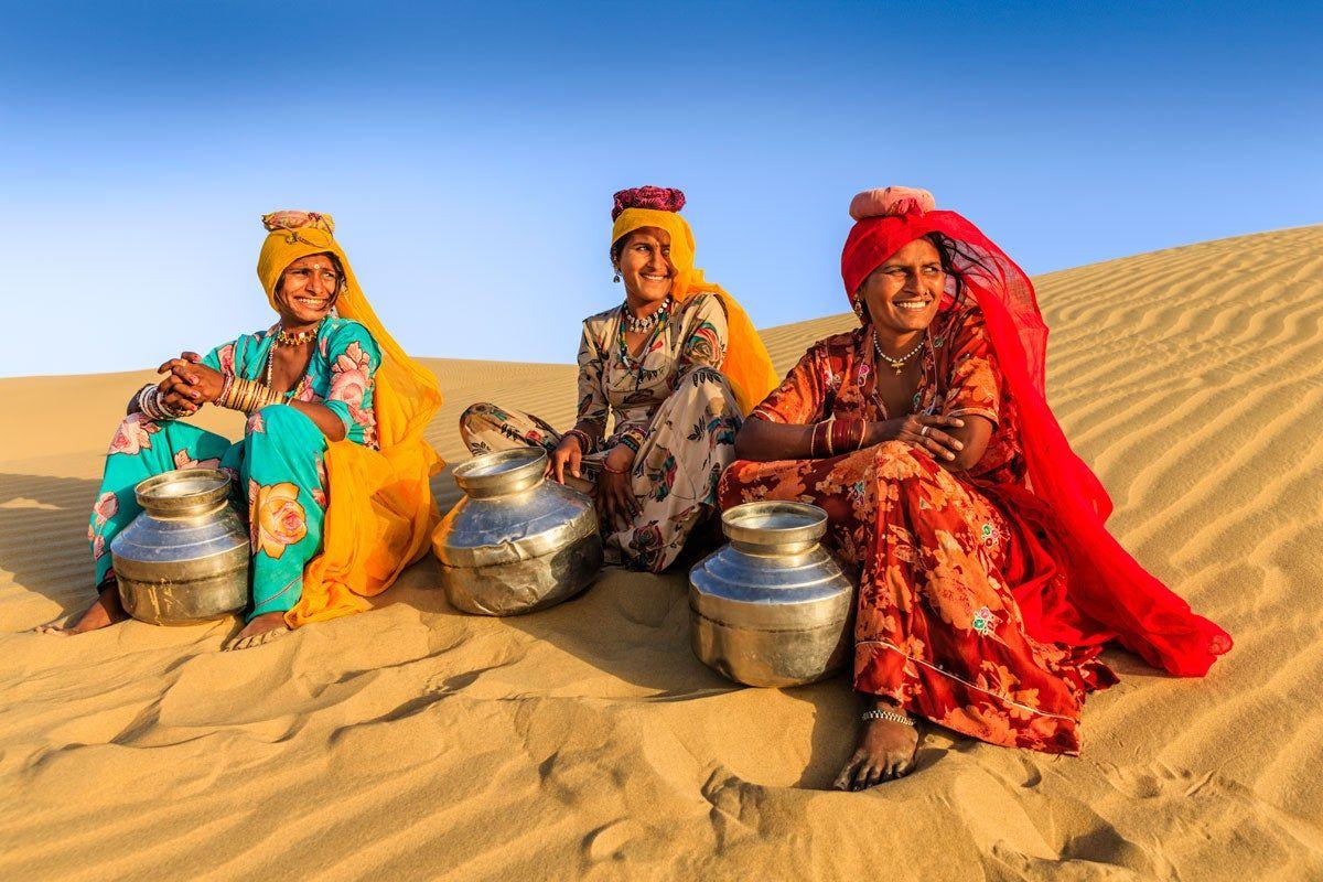 Mujeres descansando mientras transportan agua en el desierto de Thar, en Rajastán, India