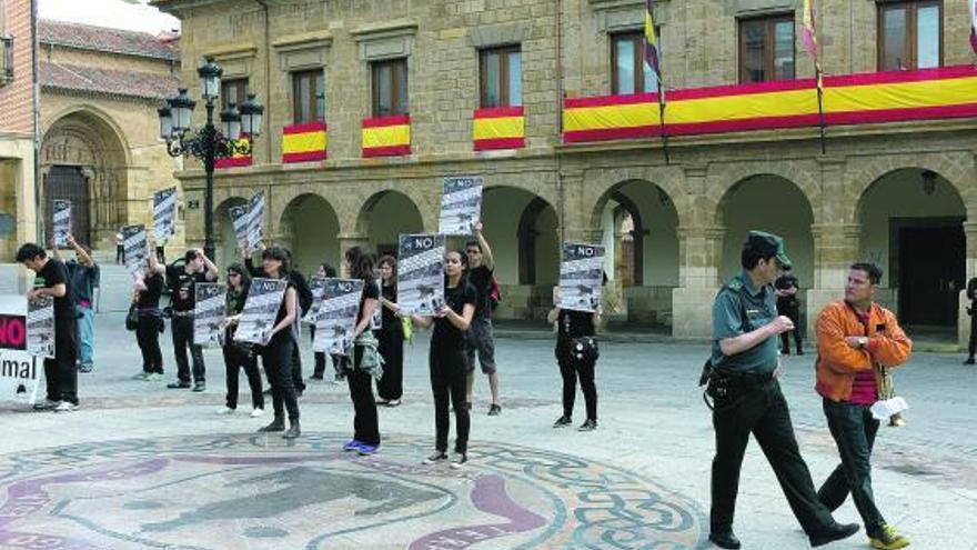 Otro benaventano pregunta a los concentrados en la Plaza Mayor si comen carne.