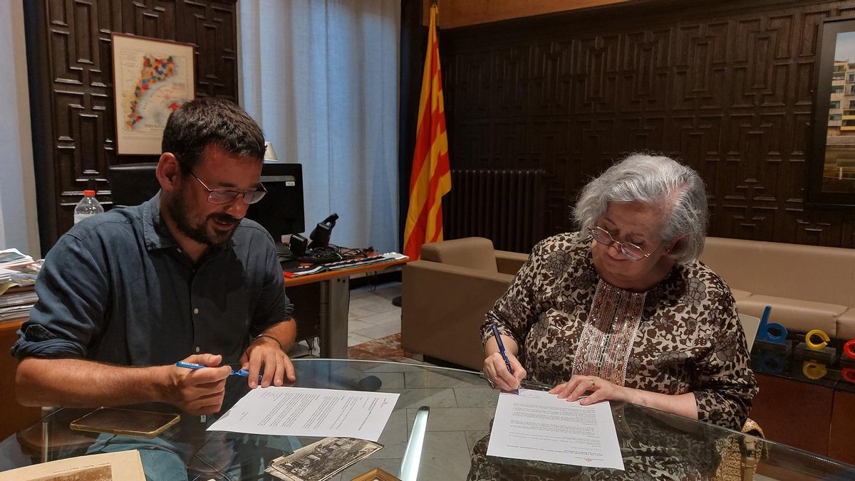 La signatura de l’acta de recepció entre Salellas i Rosa Maria Burdeos.