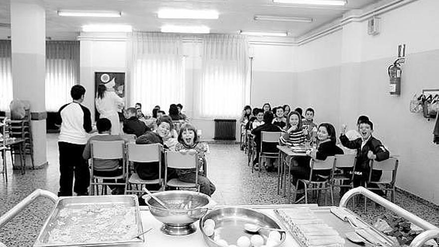 Varios alumnos del Colegio Público El Parque de Blimea, en el comedor.