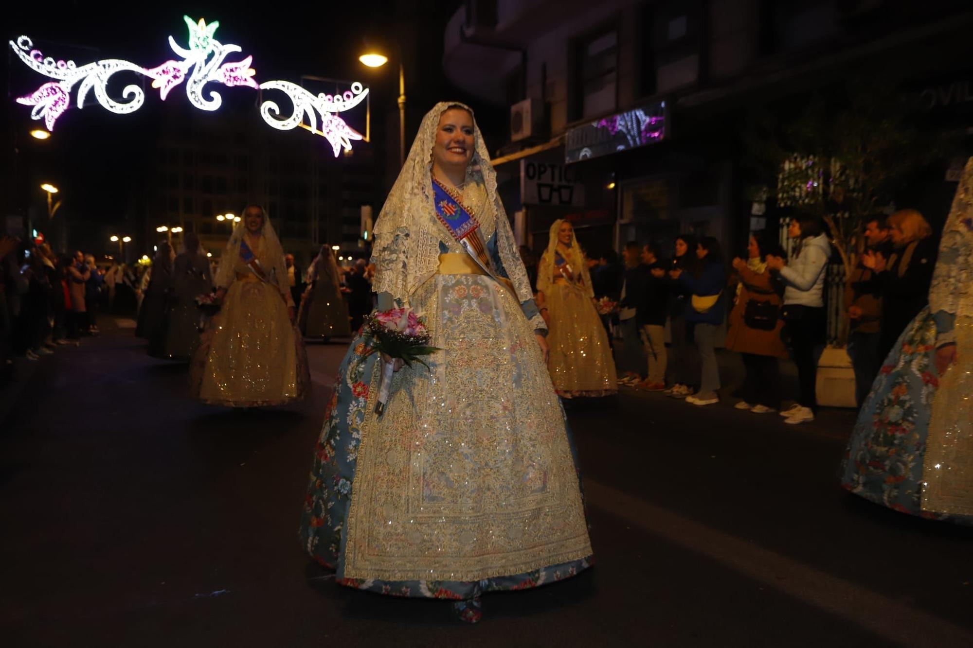 Laura Mengó y su corte coronan la ofrenda a la Virgen