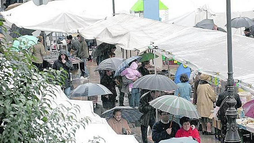 Una zona del mercado de Mieres del domingo pasado.