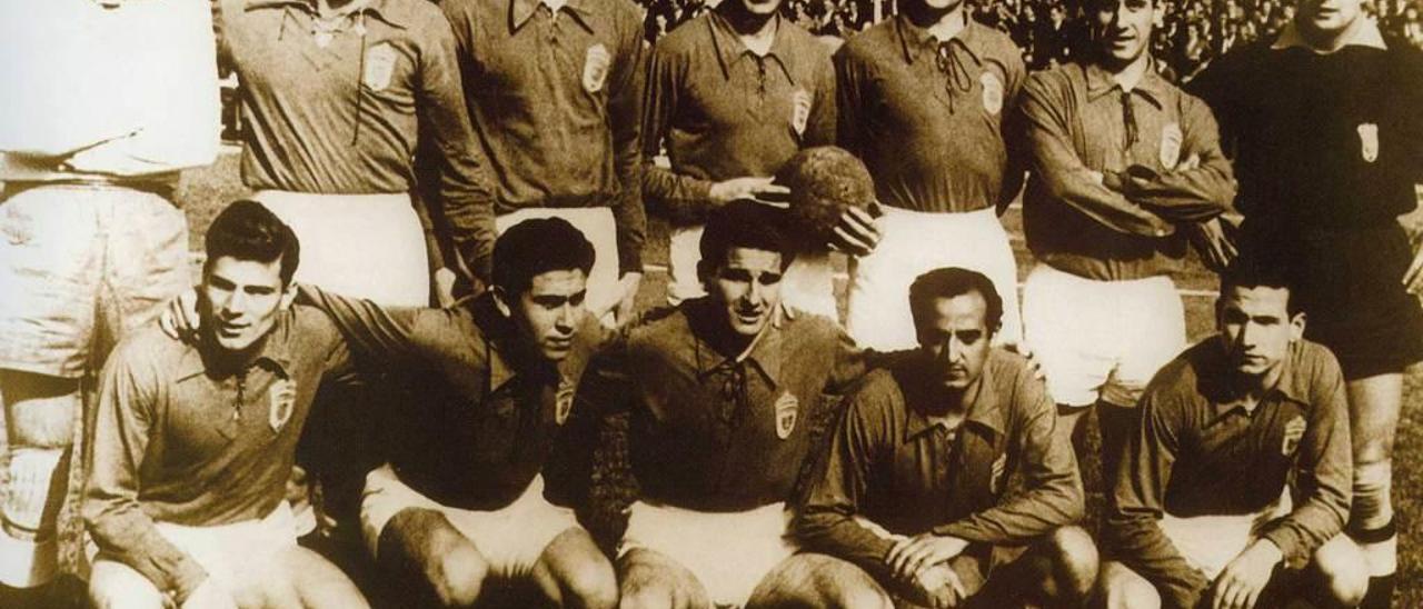 El Oviedo de la campaña 1954-1955. De pie, y de izquierda a derecha, Argila, Falín, Toni, Pacheco, José Luis, Valentín y Pita. Agachados, Parajón, en el círculo, Duro, Aloy, Salaberry y Castro.