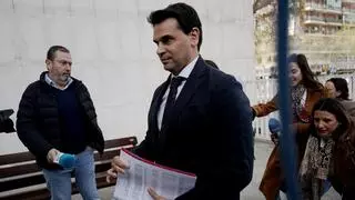 La pareja de Ayuso niega haber pagado una comisión encubierta a Quirón y documenta sus ingresos ante la jueza