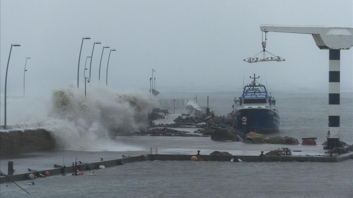 Espigón engullido por las olas en L’Ampolla (Baix Ebre)