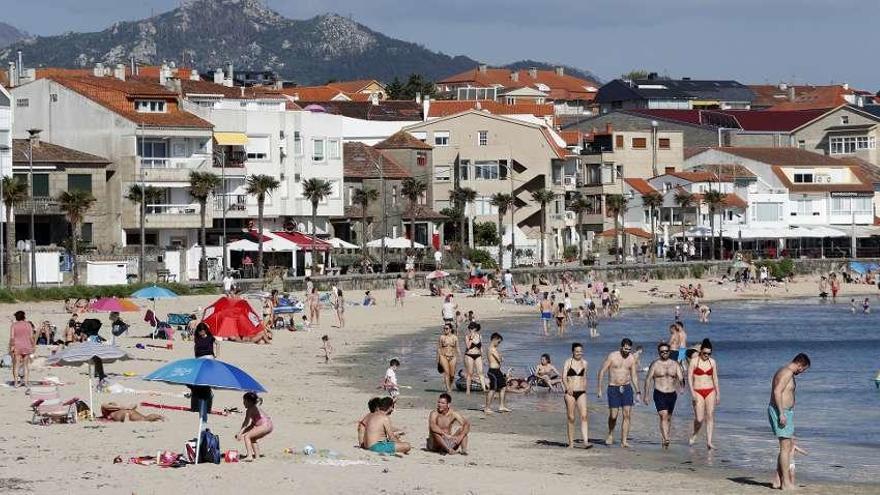 Las terrazas del paseo, a medio gas al fondo, mientras llegaban los primeros bañistas. // Jose Lores