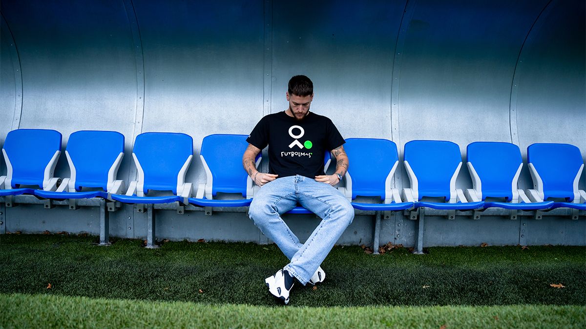 Álex Remiro, portero de la Real Sociedad, posa con la camiseta de Más Fútbol España