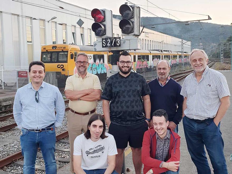 Miembros de la Asociación Viguesa de Amigos del Ferrocarril en Redondela