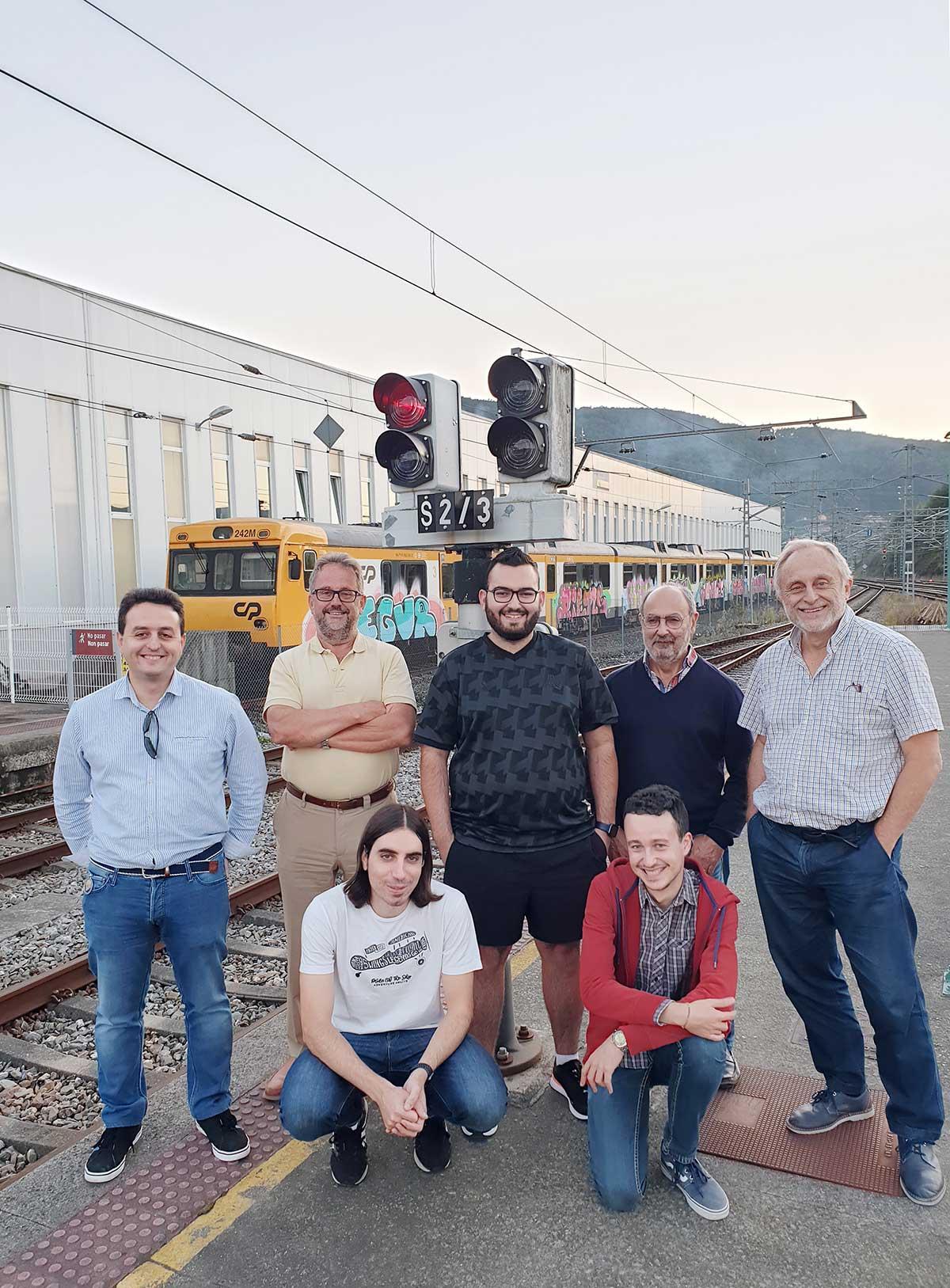 Miembros de la Asociación Viguesa de Amigos del Ferrocarril en Redondela