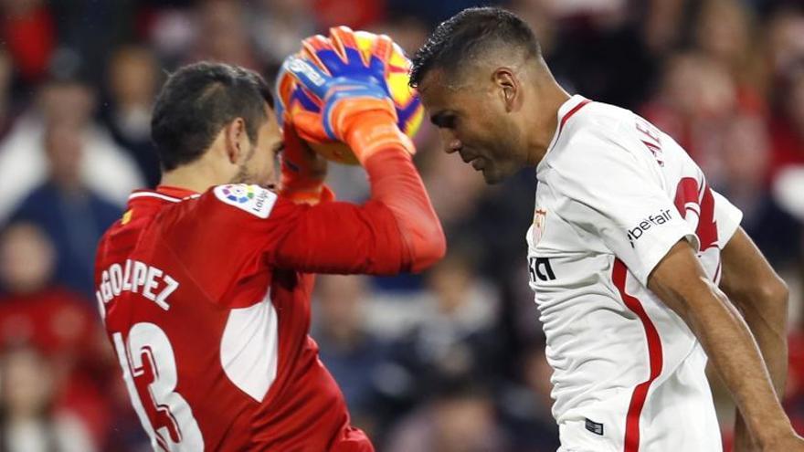 El defensa del Sevilla Gabriel Mercado i el porter de l&#039;Espanyol Diego López