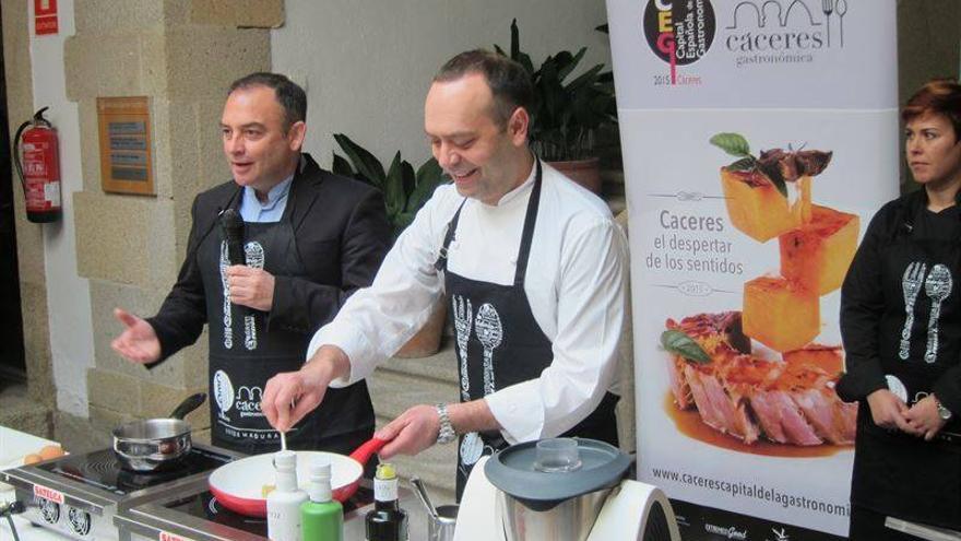 El chef José Pizarro eleva la patatera a la &quot;alta gastronomía&quot; cocinando con el escritor Jesús Sánchez Adalid