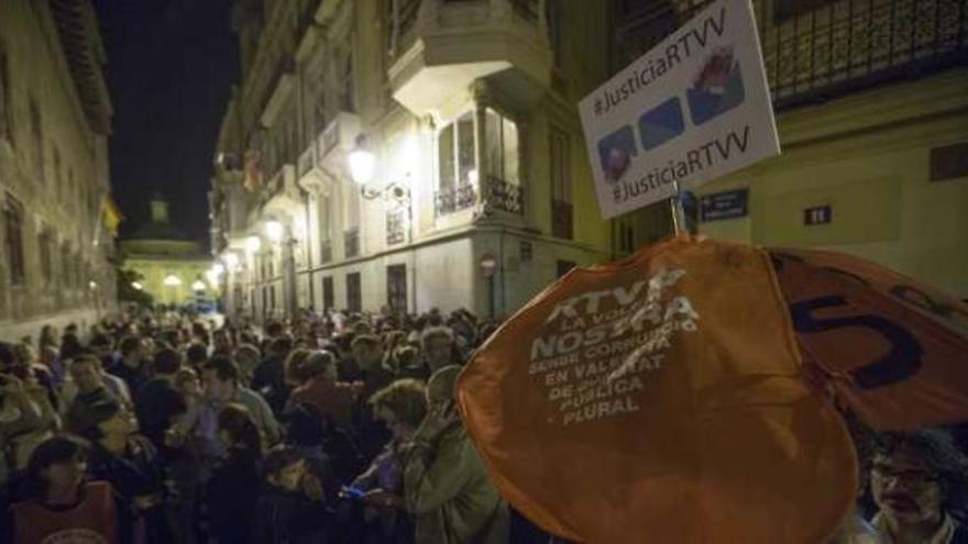Trabajadores de RTVV ocuparon ayer parte de las calles colindantes al Palau de la Generalitat como protesta por el cierre de la cadena pública.
