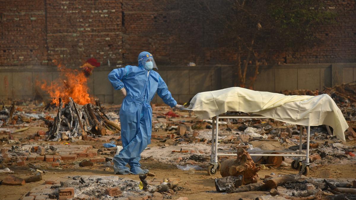 Un anciano ofrece su cama de hospital a un joven en plena crisis del coronavirus en India