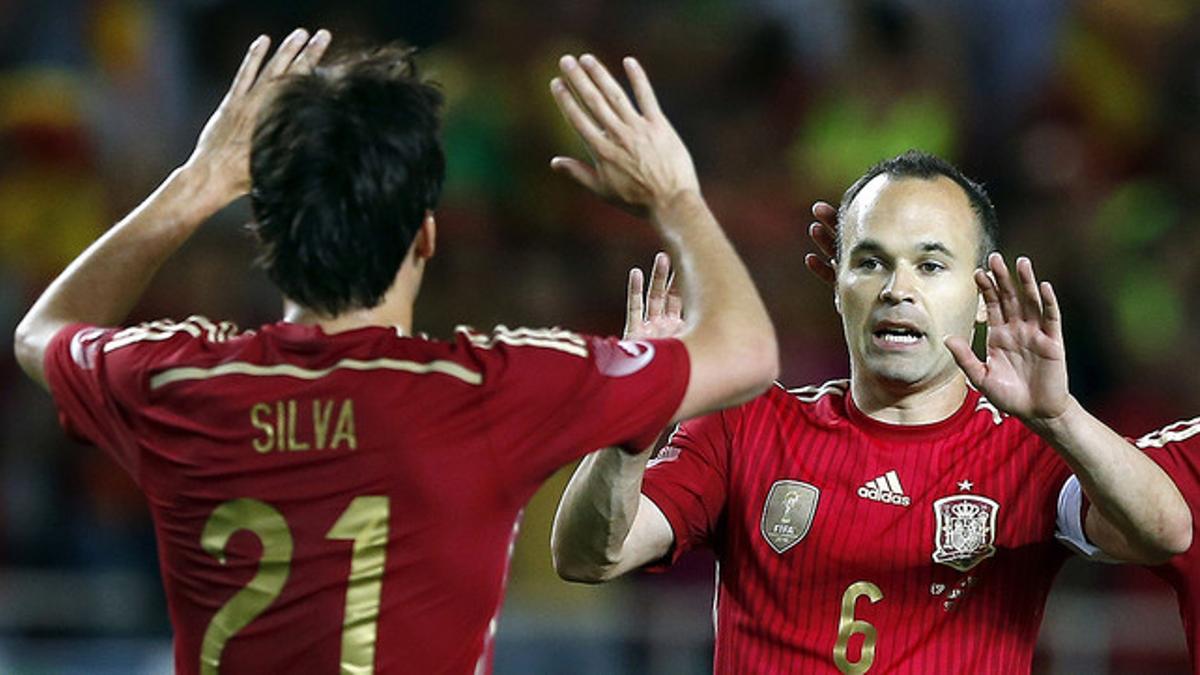 Silva felicita a Iniesta tras su gol en el amistoso contra Bolivia, disputado en el Sánchez Pizjuán