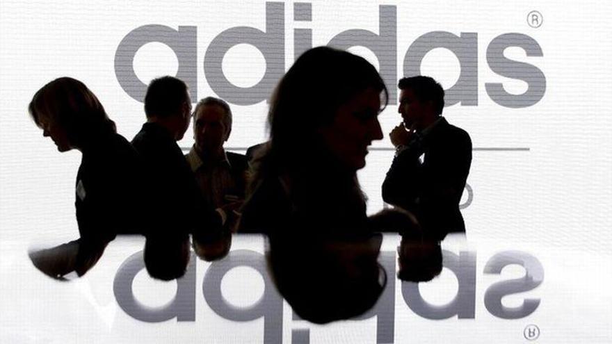 La CNMC abre expediente a Adidas por cláusulas abusivas a sus franquiciados