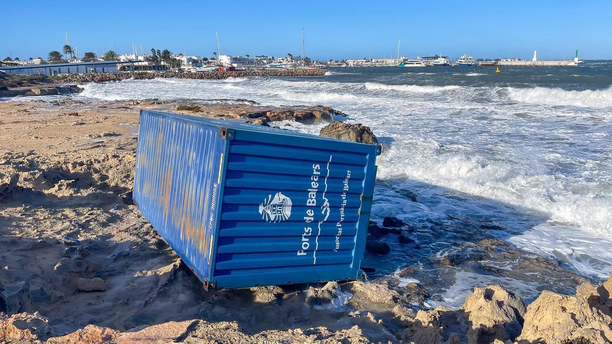El contenedor fue arrastrado a la costa en la zona de sa Sequi.