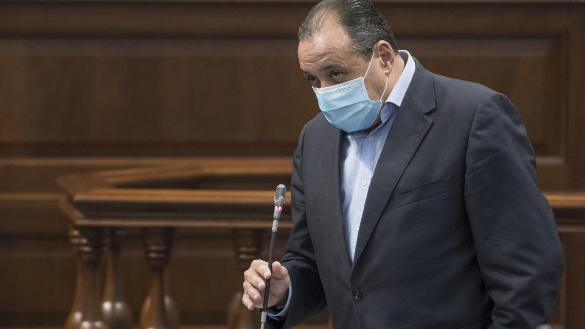 El consejero de Sanidad, Blas Trujillo, durante una intervención en el Parlamento.