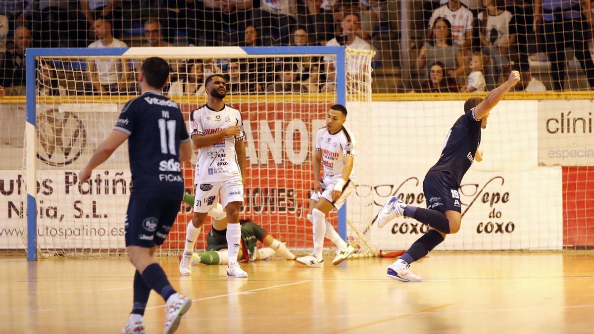 Yunii celebra su gol.
