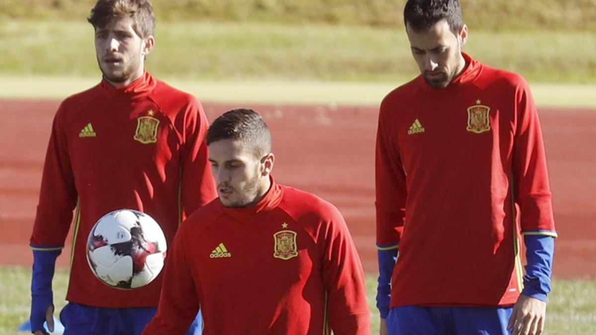 Sergio Busquets y Sergi Roberto durante un entrenamiento de la selección española