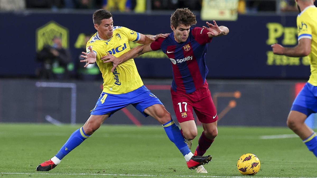 Marcos Alonso trata de avanzar pese a la presión de Alcaraz.