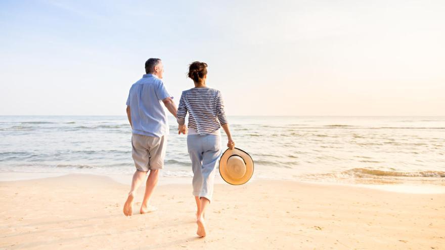 Pareja disfrutando de las vacaciones en la playa