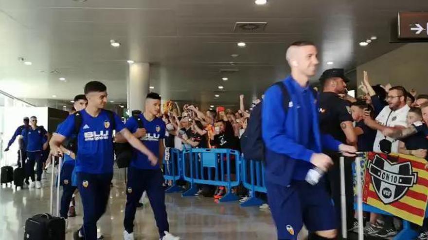 Así ha sido la llegada de los jugadores del Valencia CF al aeropuerto