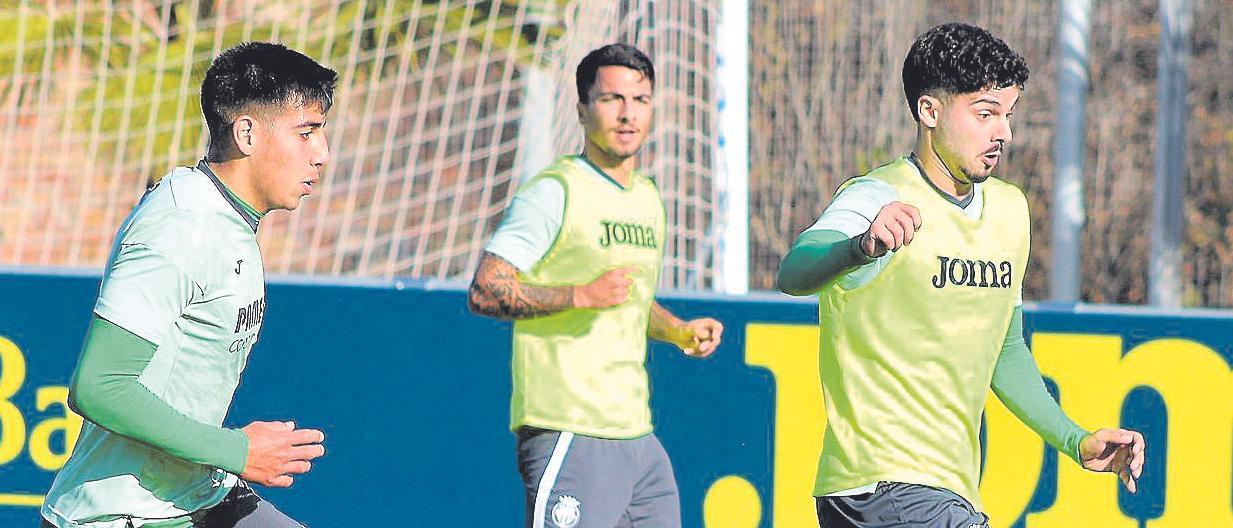 El mediocentro Sergio Lozano conduce el balón ante la atenta mirada del delantero argentino Thiago Ojeda.