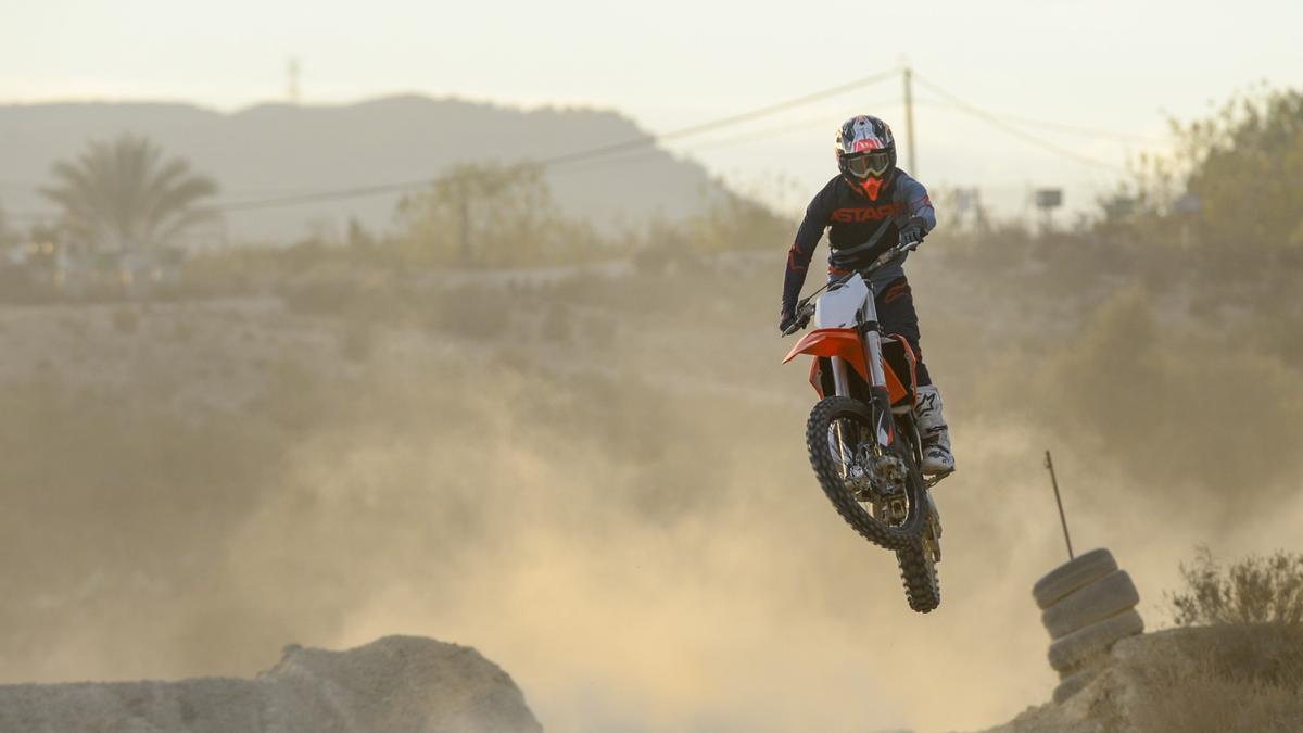 Pedro Acosta, entrenando motocross