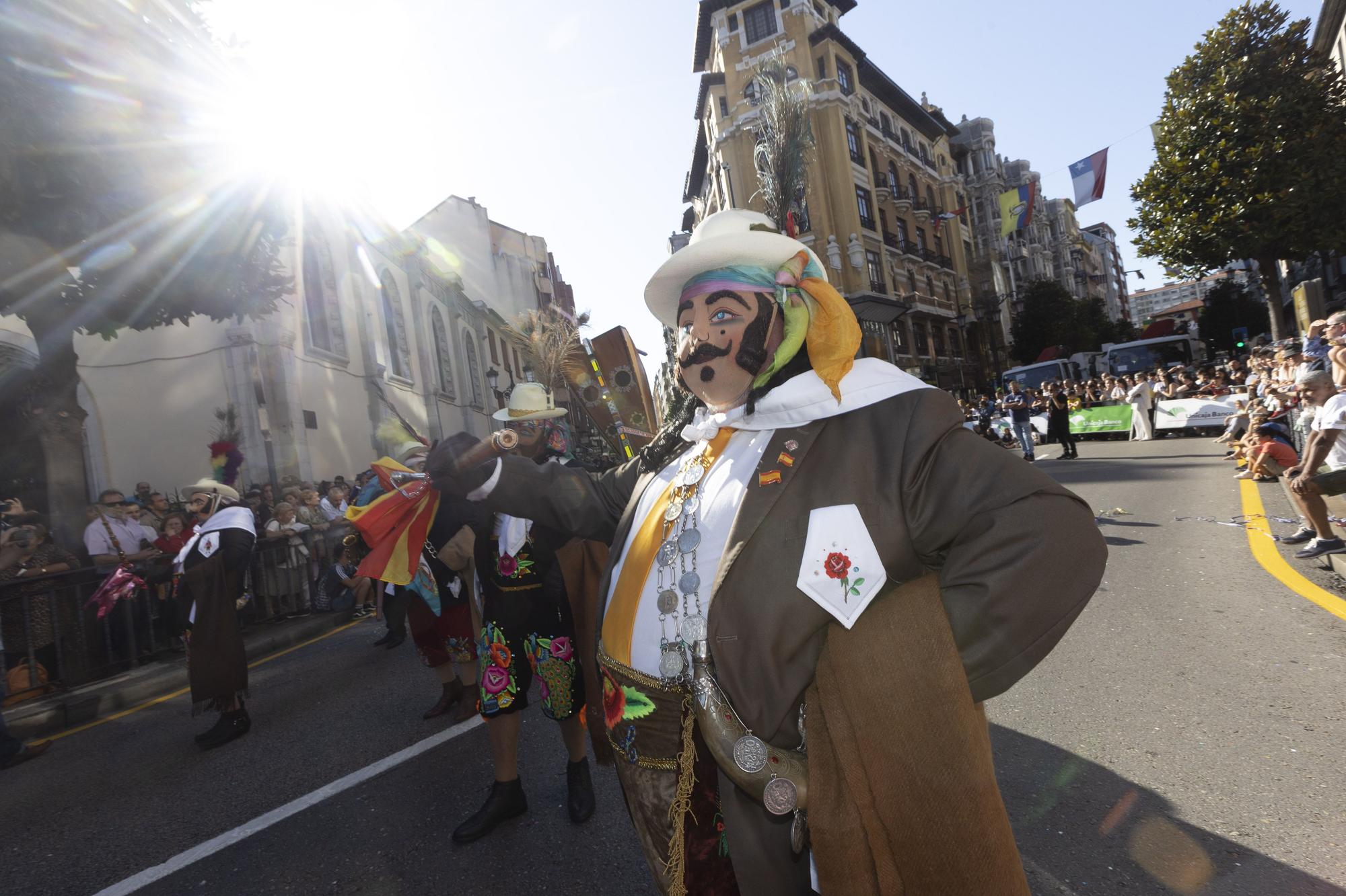 En Imágenes: El Desfile del Día de América llena las calles de Oviedo en una tarde veraniega