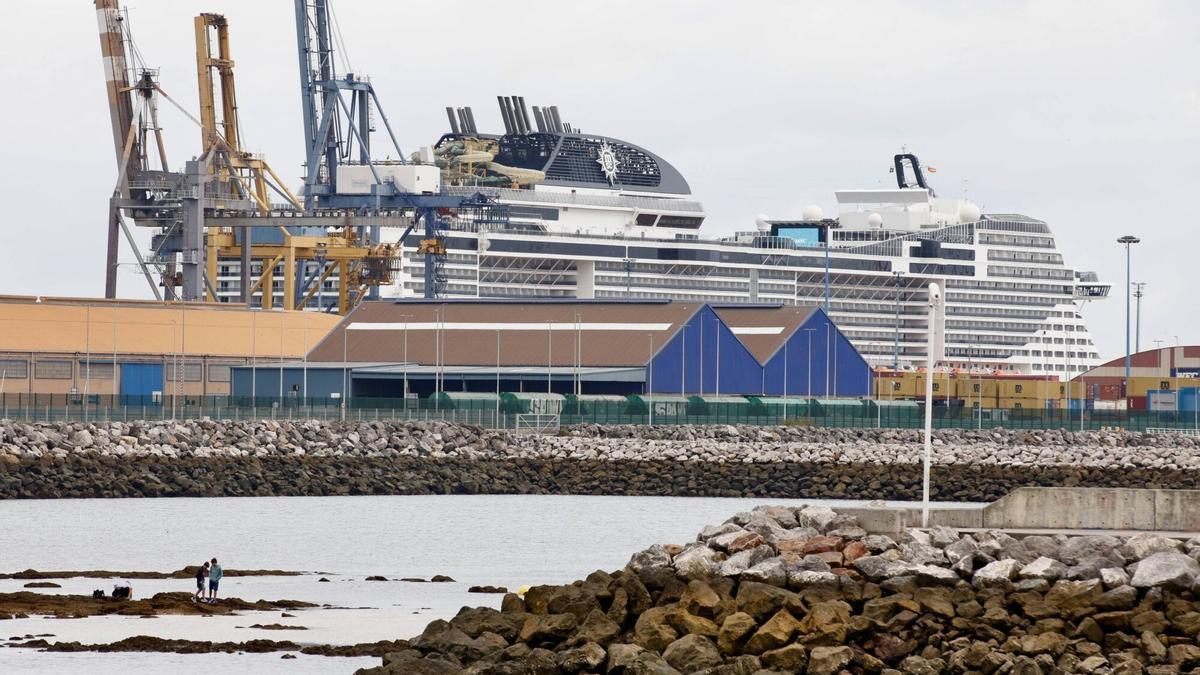 Un crucero en el Musel.