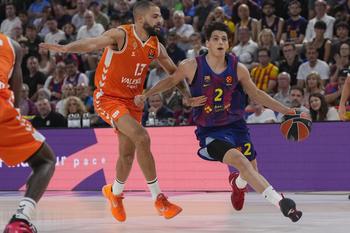 Darius Thompson defiende a un jugador local durante el FC Barcelona - Valencia Basket de la Euroliga 2025
