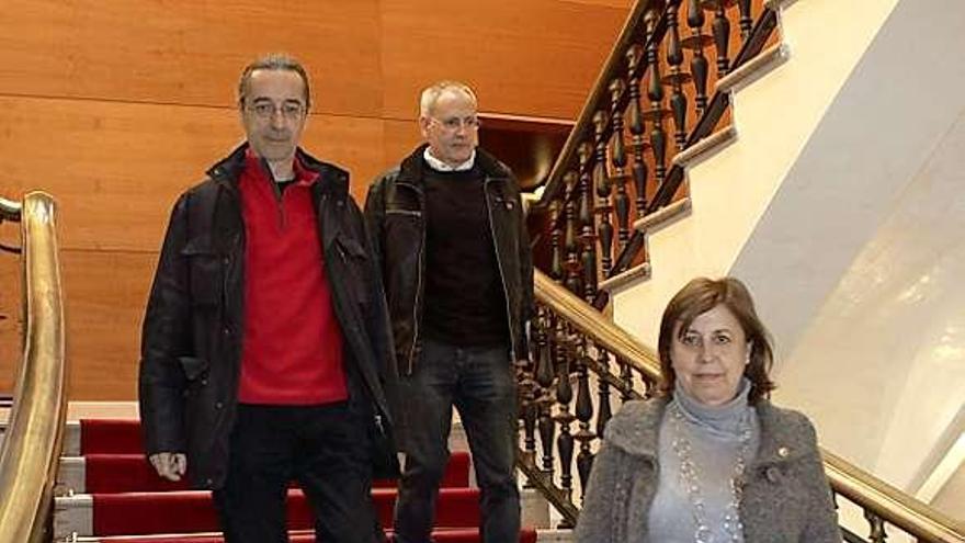 La concejala Lucía García Serrano baja las escaleras seguida de José Luis Paraja y Ángel de la Calle.