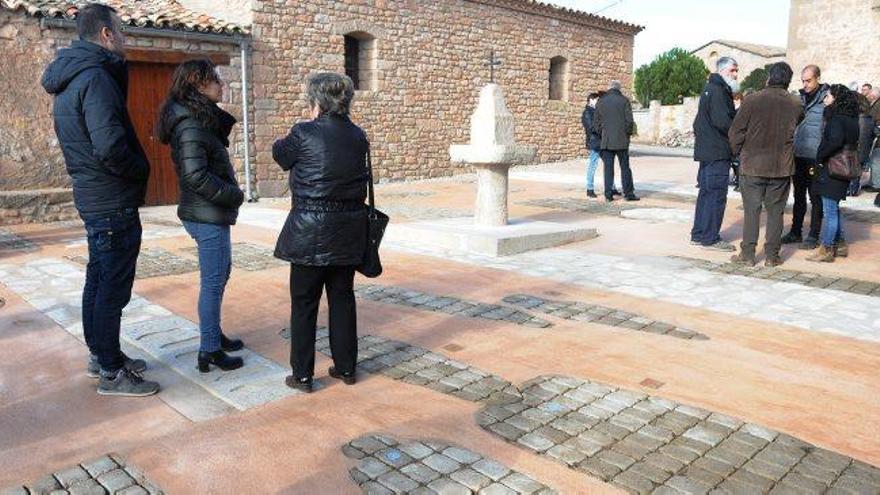 Sobre el paviment de la plaça de la Creu de Camps s&#039;indiquen les localitzacions de les restes arqueològiques