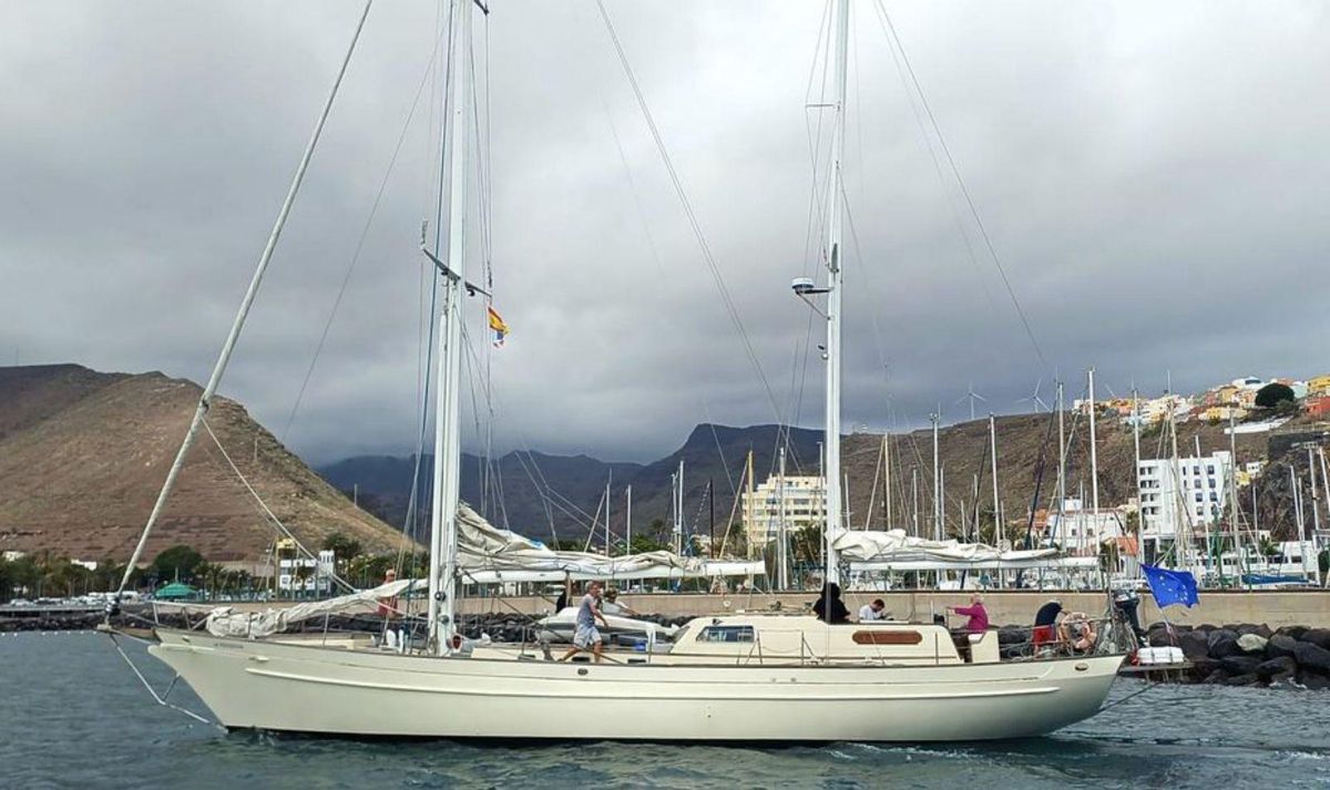 ‘La Peregrina’ a su salida del muelle de San Sebastián de La Gomera. | | E.D.