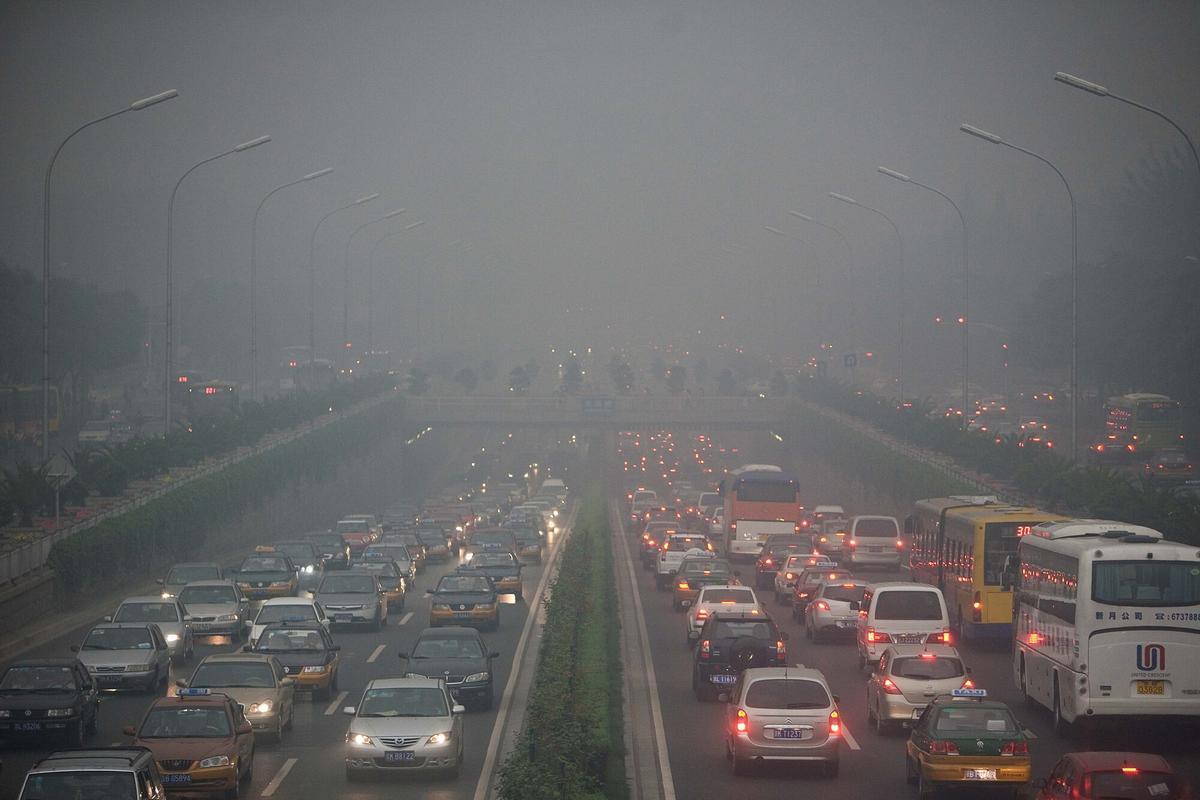 DAZ01 PEKÍN (CHINA), 18/6/2009.- Un atasco en Pekín, China, hoy, jueves 18 de junio. El gobierno chino ha intentado frenar los índices de contaminación en el país desde el año 2006. Sin embargo, algunas organizaciones ecologistas han mostrado su inquietud por que el paquete de medidas para el estímulo de la economía pueda afectar al Medio Ambiente. EFE/Diego Azubel