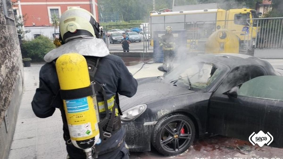El incendio del vehículo aparcado en Ciaño.