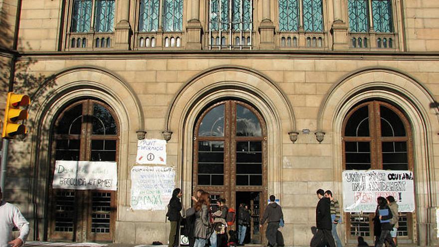 Façana de l´edifici històric de la UB, un dels llocs on s´està duent a terme la ocupació contra el Pla Bolonya.