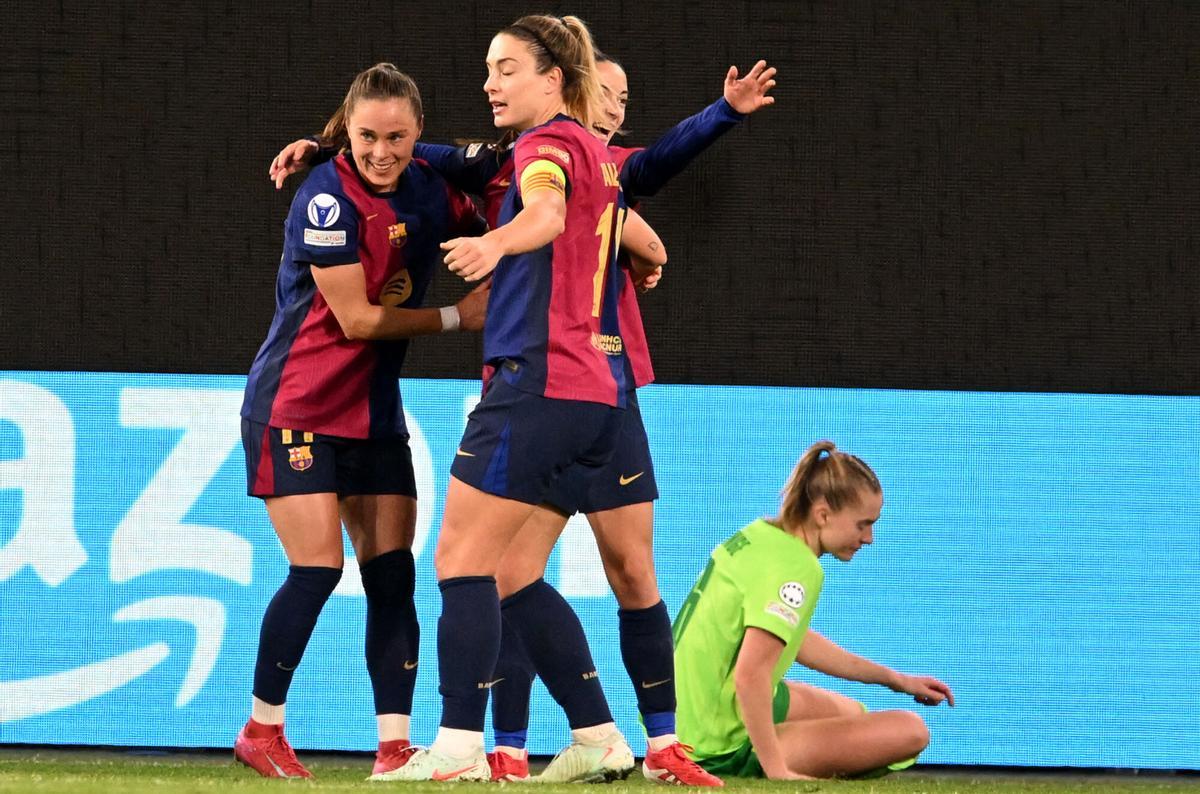 Soccer Football - Women's Champions League - Quarter Final - First Leg - VfL Wolfsburg v FC Barcelona - Volkswagen Arena, Wolfsburg, Germany - March 19, 2025 FC Barcelona's Ewa Pajor celebrates scoring their first goal with teammates REUTERS/Carmen Jaspersen
