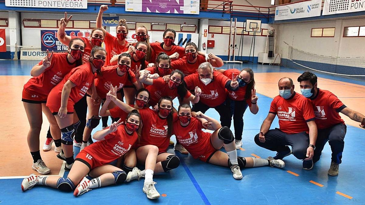 Las jugadoras del Cañiza celebran su título. // FDV