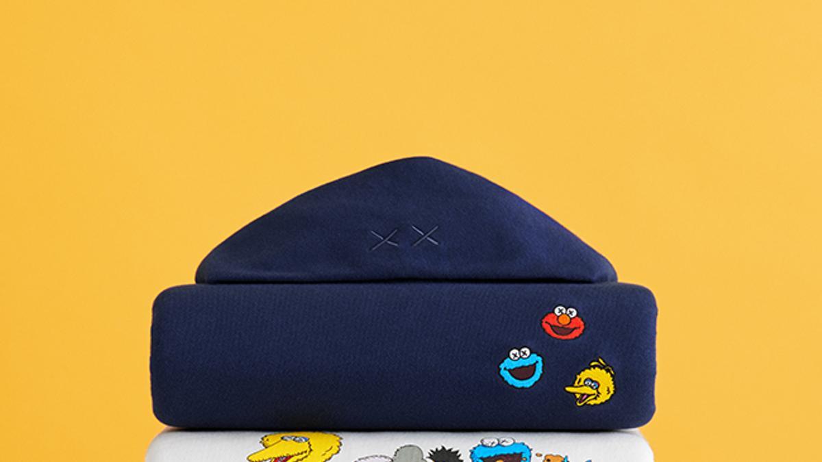 Sudadera gris y azul de la colección de Kaws para Uniqlo sobre Barrio Sésamo