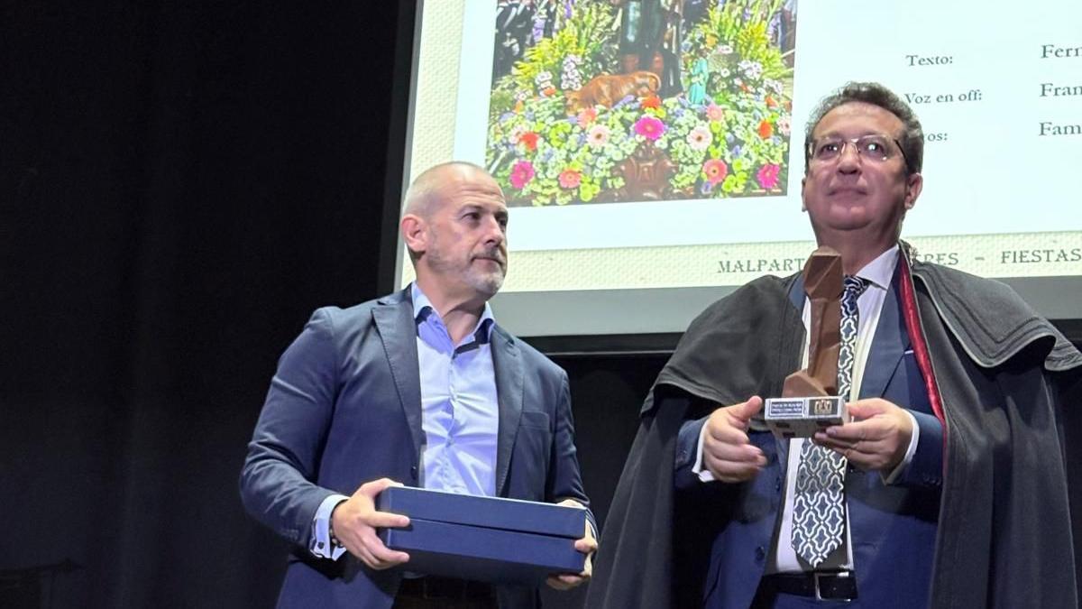 El alcalde de Malpartida de Cáceres, Alfredo Aguilera y el pregonero de San Isidro, Fernando Manzano.
