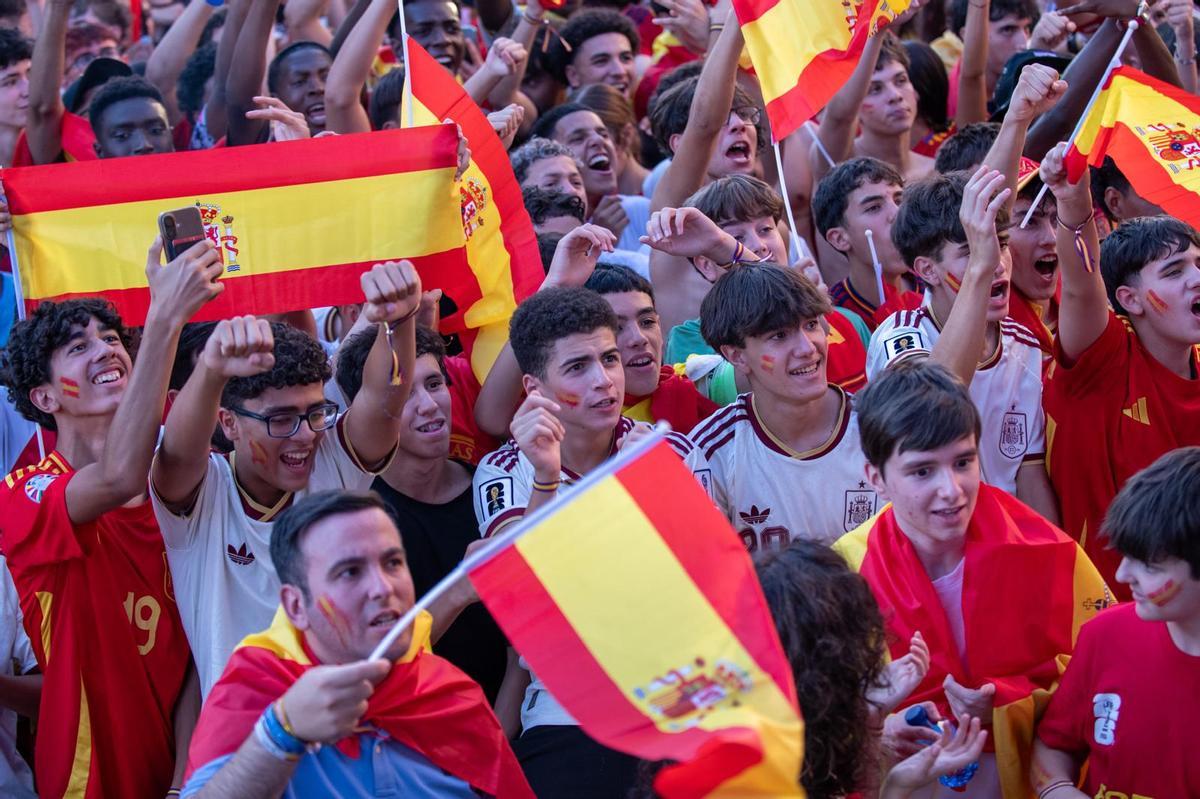 Más de 7.500 personas vivieron la final del Mundial en la Plaza de Cervantes de Alcalá: búscate en las fotos