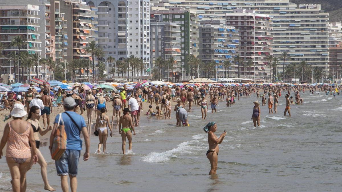 Bañistas en la playa de Cullera, en una imagen de archivo.