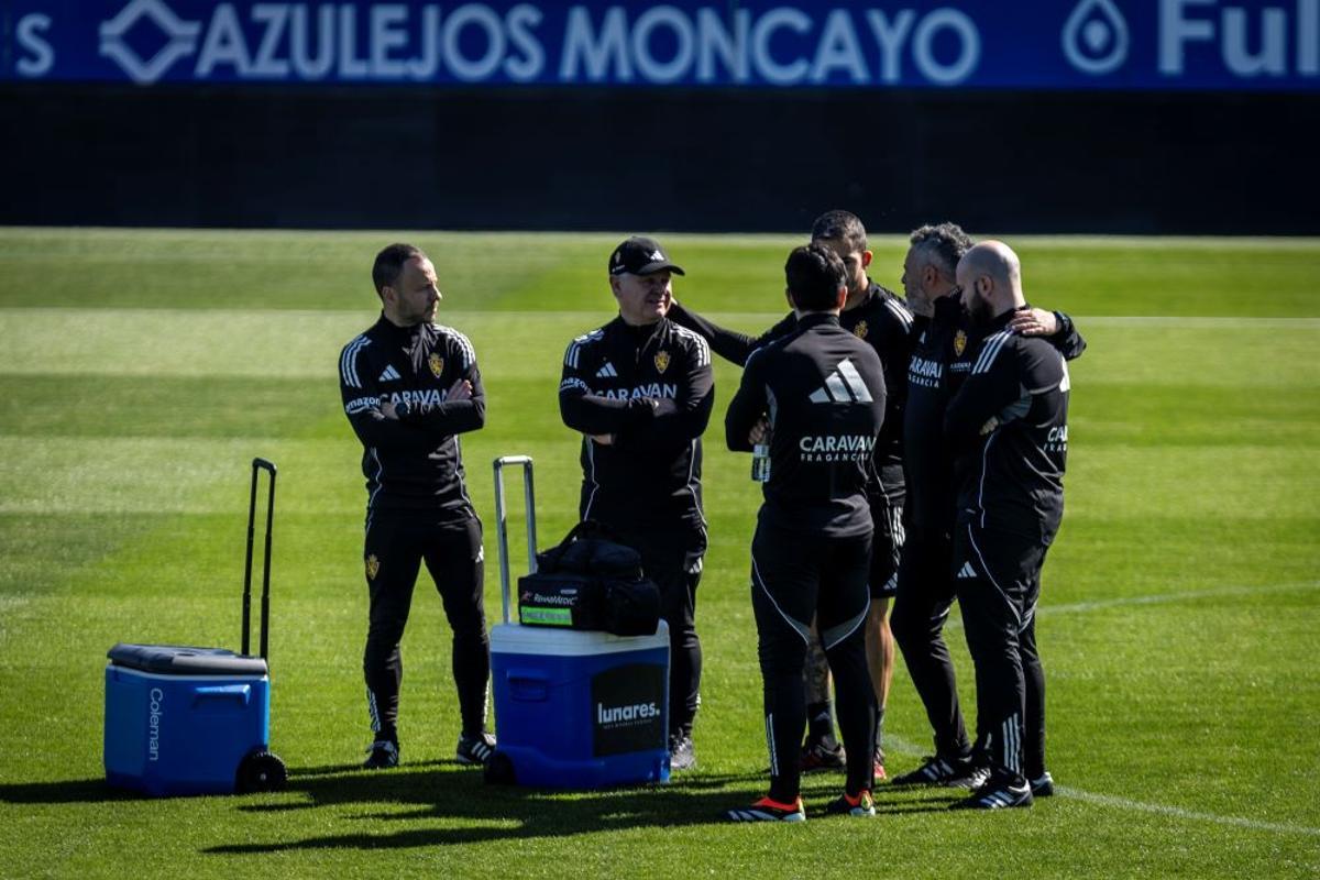 David Navarro diloga con su cuerpo técnico y médico, ayer.