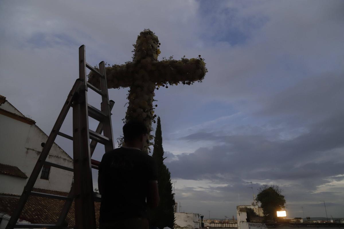 Cielo cubierto sobre Córdoba este martes por la tarde, durante el montaje de la cruz del Bailío.