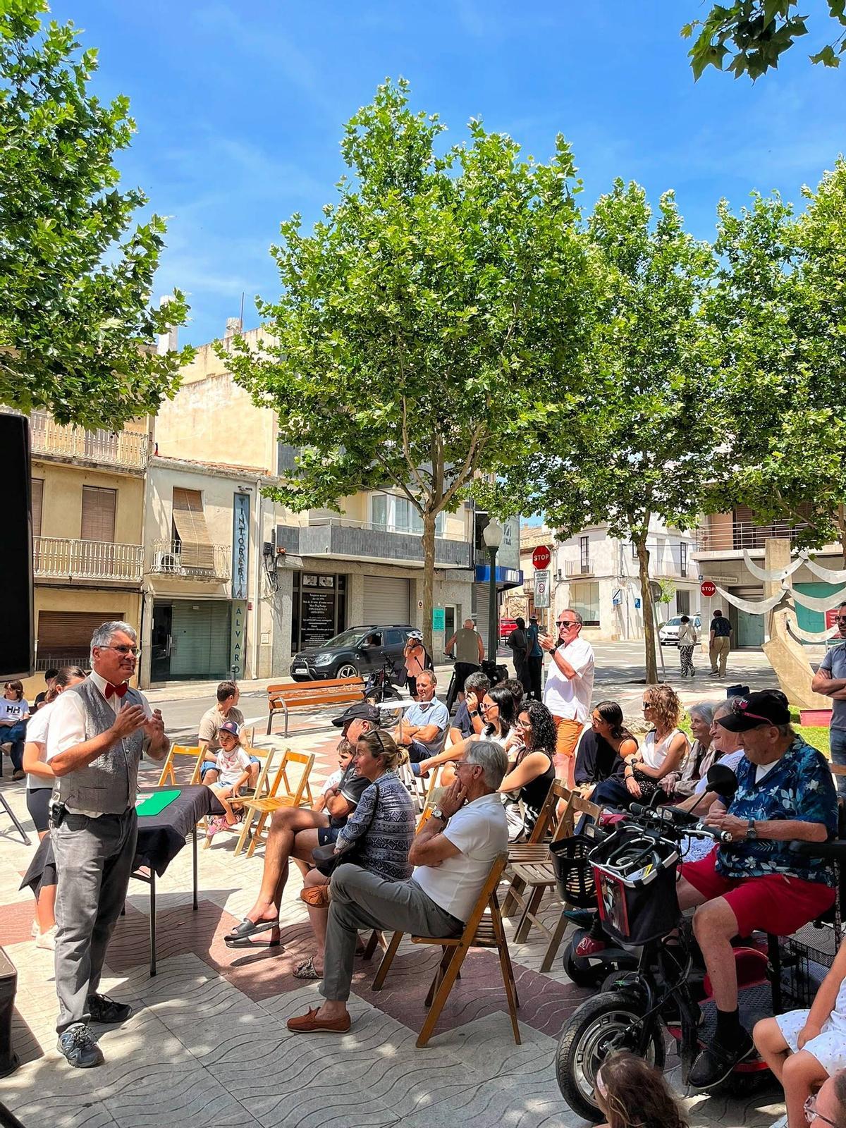 La màgia surt pels carrers de Torroella de Montgrí durant el Fimag.