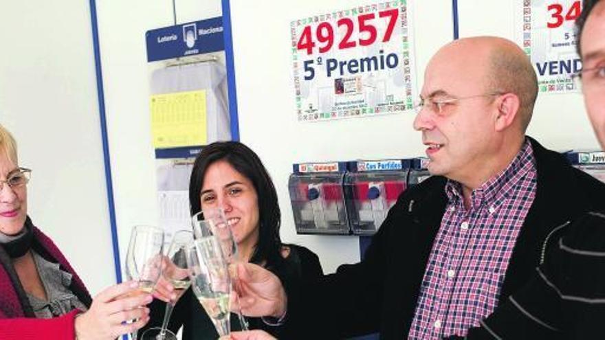 Dueños y empleados de la administración Escudero celebran la serie premiada y vendida en el establecimiento.