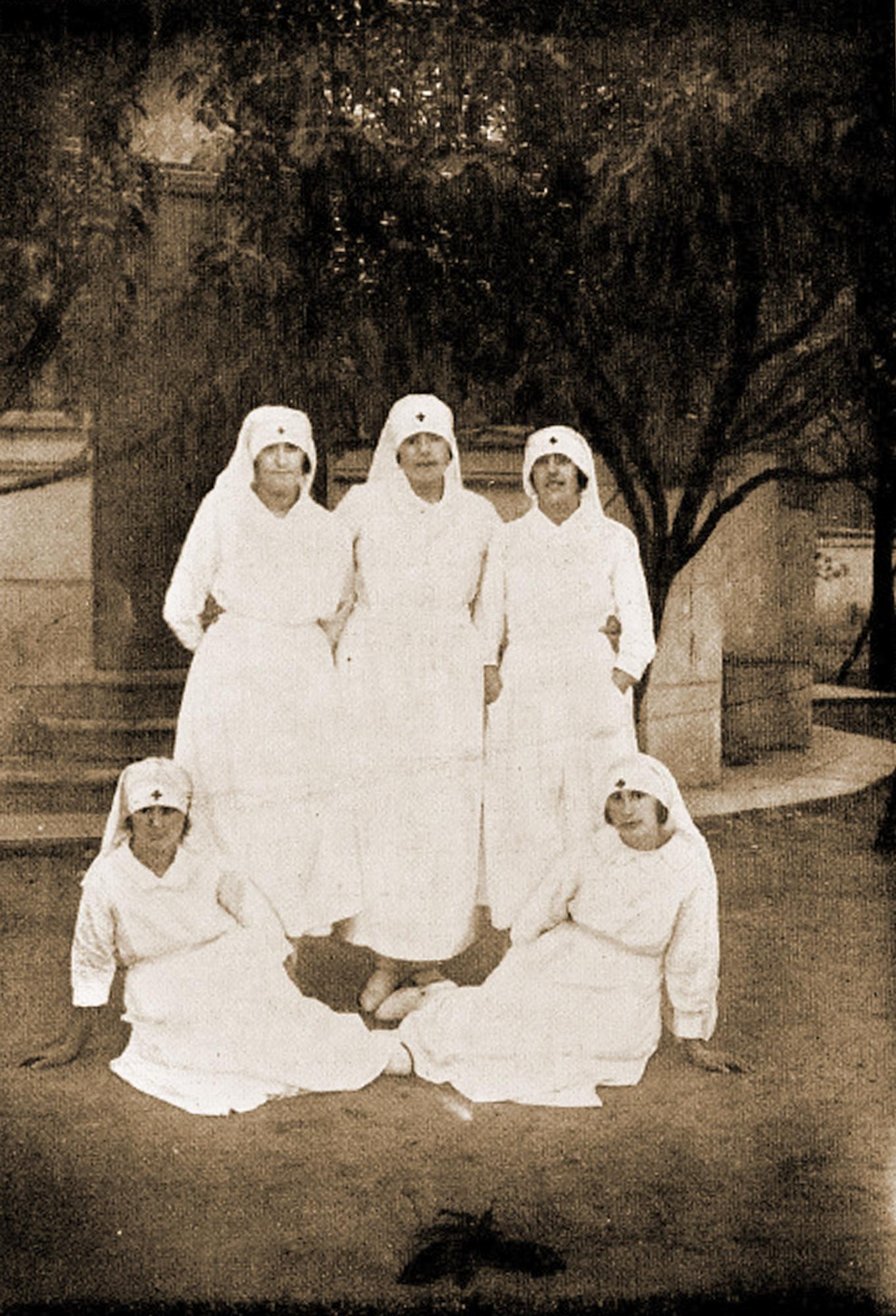Las cinco enfermeras profesionales de la primera promoción del hospital de la Cruz Roja de San José y Santa Adela